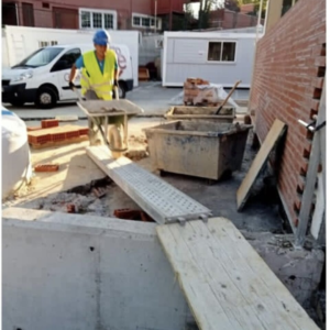 trabajador-de-aroalan-en-proceso-de-construccion-fachada-ladrillo-obra-nueva-madrid-norte-sur